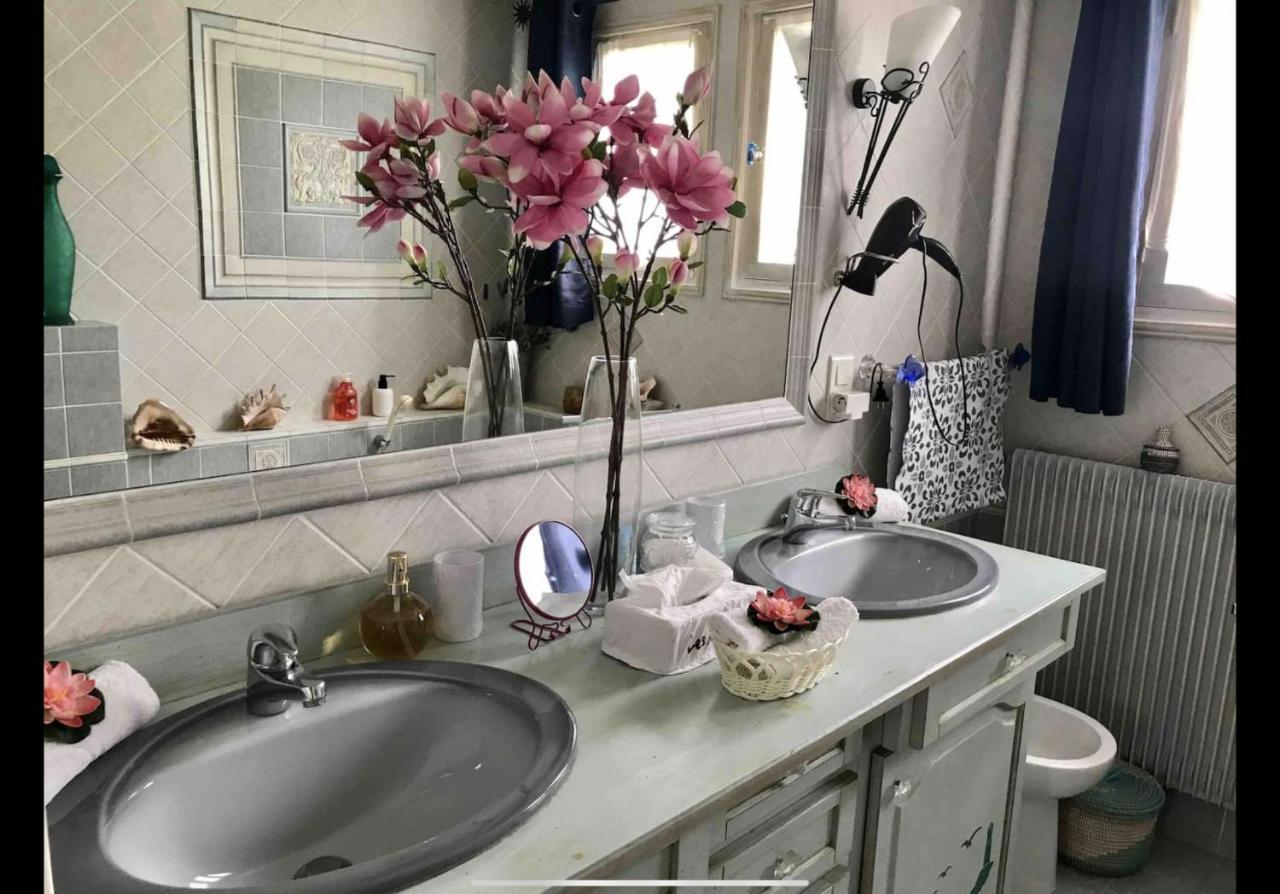 SUITE ROMANTIQUE et CHAMBRE BAROQUE à St Paul de Vence Esterno foto